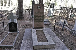 Могила Савиных Н.Н. (1923-1988), Героя Советского Союза