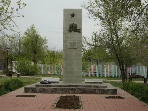 Братская могила участников гражданской и Великой Отечественной войн