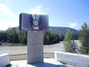 Памятник-барельеф писателю В.Я. Шишкову на постаменте