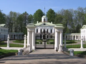 Ограда и ворота парадного двора (посёлок санатория «Мцыри»)