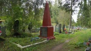 Братская могила сотрудников советских учреждений и советских активистов (Крестцы)