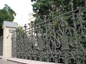Ограда с решеткой (Пресненский)