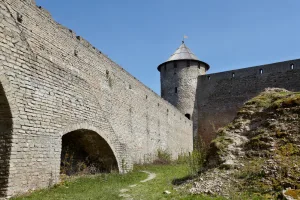Прясла между Провиантской, Колодезной, Пороховой и Воротной башнями со всходом у Пороховой башни (Ивангород)