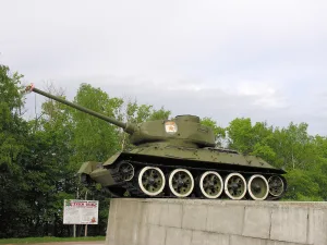 Памятный знак «Танк Т-34» воинам 16-й армии, установленный на рубеже контрнаступления советских войск (Ленино)