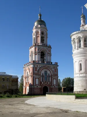 Колокольня с надвратной церковью Ефрема Сирина (Вышний Волочёк)