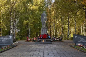 Братская могила четырех Героев Советского Союза: лейтенанта С.Я. Киреева, старшего матроса А.И. Мошкина, сержанта Т.И. Паршуткина и капитана В.И. Шмакова
