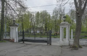 Ограда с воротами (Ярославль)
