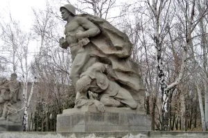 Скульптура «Матрос со связкой гранат и раненый солдат-пехотинец» (Центральный район)
