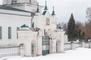 Ограда с двумя воротами (Борщево)