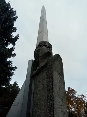 Памятник авиаторам, выпускникам Ейского авиаучилища