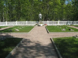 Воинское мемориальное кладбище погибших советских воинов и моряков Краснознаменного Балтийского флота, перезахороненных с островов Мощный и Лесной (Ломоносов)