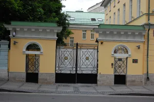Ограда с воротами (Арбат)