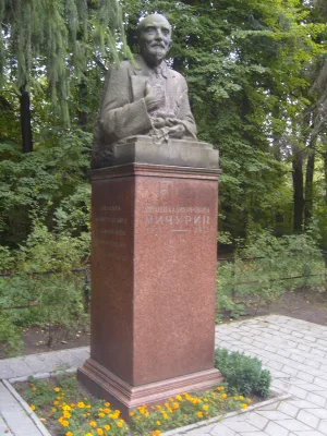 Памятник И. В. Мичурину на территории Основного питомника (Мичуринск)