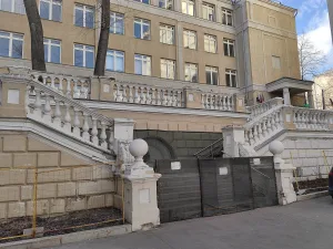 Ограда с лестницей и колоннадой