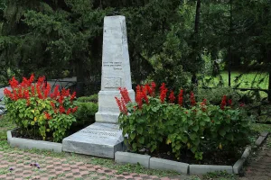 Памятник Петру Сергеевичу Комиссарову - первому сибирскому садоводу (Усть-Заостровка)