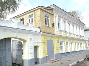 Кирпичные ворота с коваными створами (Городец)