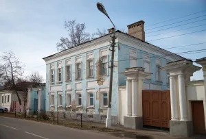 Главный дом с калиткой и двумя воротами (Коломна)