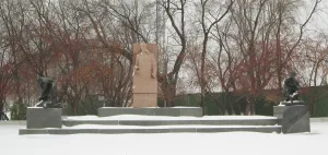Памятник скульптору И.Д. Иванову-Шадру (Шадринск)