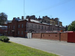 Ограда с двумя воротами