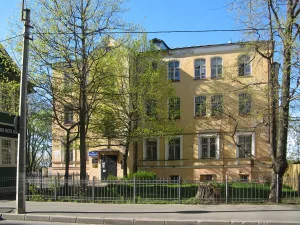 Дом, где в 1917 г. работал 1-й Ораниенбаумский Совет рабочих, крестьянских и солдатских депутатов и находился штаб Ораниенбаумского отряда Красной Гвардии