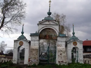 Ограда с воротами (Большие Всегодичи)