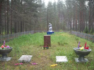 Братская могила советских воинов, погибших в борьбе с фашистскими захватчиками, в которой похоронен Герой Советского Союза П.И. Ивановский, погибший в бою за Родину (Питкярантское г.п.)