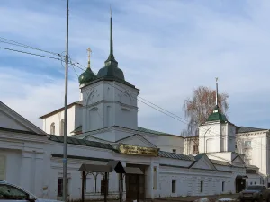 Святые ворота, ограда с двумя башнями и кельями (Ярославль)