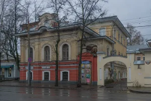 Дом купца Панова с воротами (Ярославль)