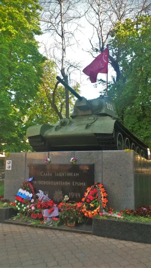 Танк-памятник освободителям Симферополя