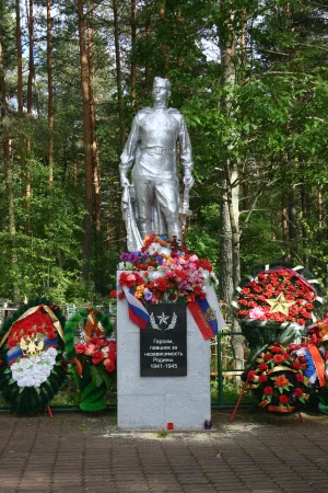 Братская могила советских воинов, погибших в борьбе с фашистами (Сясьстрой)