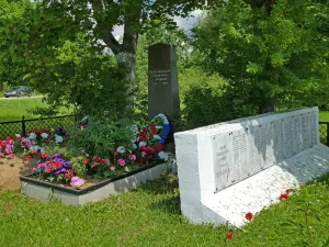 Братская могила советских воинов, погибших в борьбе с фашистами, в которой похоронен Герой Советского Союза В.И. Вересов (1913-1941) (Глобицы)