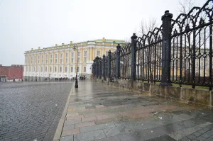 Ограда с двумя воротами между Большим дворцом и Оружейной палатой (Тверской)