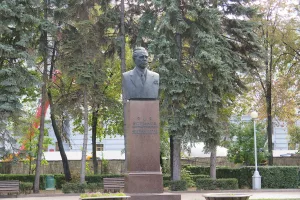 Бюст дважды Героя Социалистического Труда Д. Ф. Устинова