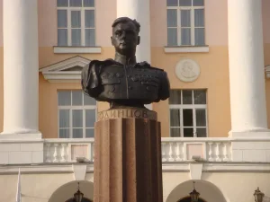 Бюст дважды Героя Советского Союза М. П. Одинцова