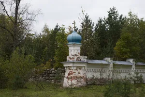 Кладбище с оградой с тремя угловыми башнями (о. Коневец)
