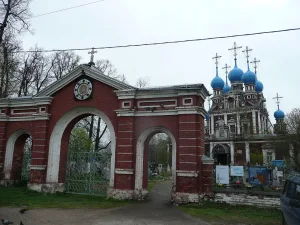 Ограда с двумя воротами (западными и южными) и тремя угловыми башенками (северо-западной, северо-восточной и юго-восточной) (Устюжна)