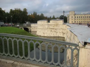 Бастионная стена с двумя бастионами, рвом и четырьмя мостами (Гатчина)