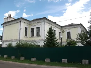 Административное здание торгового дома «М. Пьянков с братьями», где в годы Гражданской войны находилась политическая тюрьма (Уссурийск)