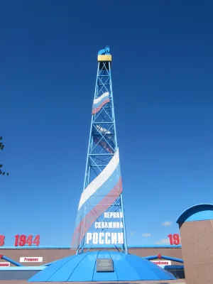 Монумент, сооруженный на месте скважины, первооткрывателям Саратовского газа