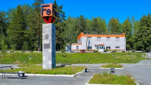 Стела в честь присвоения Качканарскому ГОКу имени Я. М. Свердлова