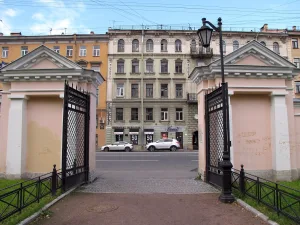 Ограда с четырьмя воротами