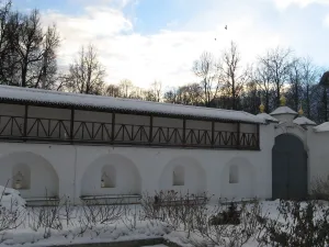 Стены и четыре башни (Дмитров)