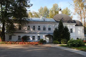 Церковь апостолов Петра и Павла (надвратная) с кельями (Махра (Махрищская слобода))