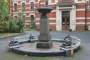 Фонтан (со змеями)