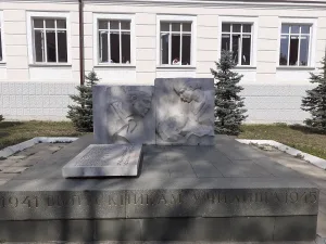 Памятник преподавателям и учащимся медучилища, погибшим в годы Великой Отечественной войны