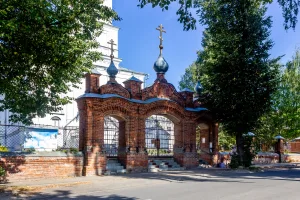 Ограда с воротами (Семёнов)