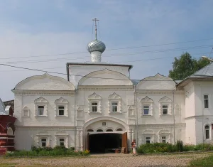 Церковь Пресвятой Троицы, надвратная с кельями (Улейма)