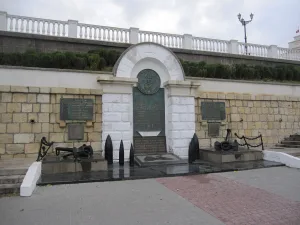 Памятный знак морякам эскадры Черноморского флота
