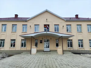 Здание школы по Комсомольскому шоссе 1