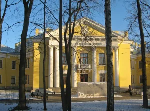 Главный корпус с пятью примыкающими корпусами